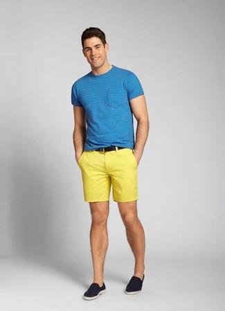 Какие слипоны носить с желтыми шортами мужчине: Тандем синей футболки с круглым вырезом и желтых шорт позволит реализовать в твоем луке городской стиль современного джентльмена. Если ты любишь смешивать в своих ансамблях разные стили, на ноги можно надеть слипоны.
