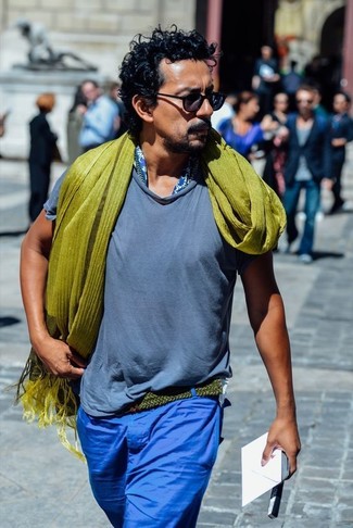 С чем носить темно-бирюзовый шарф мужчине лето в стиле кэжуал: Синяя футболка с круглым вырезом и темно-бирюзовый шарф — идеальный вариант для веселого выходного дня. Такое сочетание одежды выглядит по-летнему стильно.