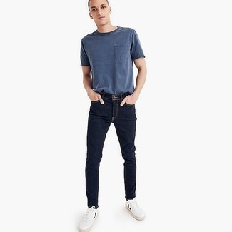 Модный лук: синяя футболка с круглым вырезом, темно-синие джинсы, бело-черные кожаные низкие кеды, черные носки