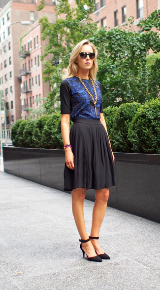 С чем носить короткую юбку-солнце в 30 лет: Синяя футболка с круглым вырезом с цветочным принтом и короткая юбка-солнце — отличный выбор для насыщенного выходного дня. Вкупе с этим нарядом прекрасно будут смотреться черные замшевые туфли.