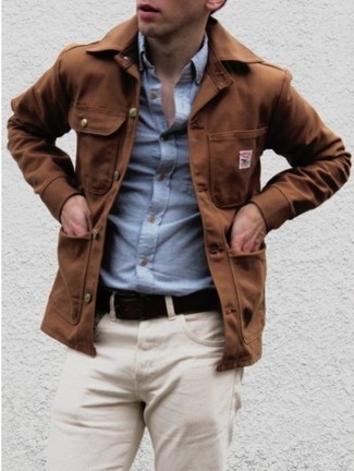 С чем носить табачную куртку в стиле милитари мужчине в теплую погоду: Табачная куртка в стиле милитари и бежевые брюки чинос — хороший вариант для барного тура или похода в кино.