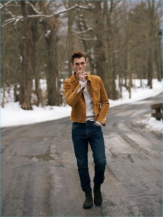 Как носить темно-коричневую куртку-рубашку с темно-коричневыми замшевыми ботинками челси в 20 лет мужчине в теплую погоду: Темно-коричневая куртка-рубашка и темно-синие джинсы прочно обосновались в гардеробе современных джентльменов, помогая создавать шикарные и комфортные ансамбли. Такой лук получит новое прочтение в паре с темно-коричневыми замшевыми ботинками челси.