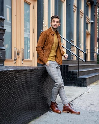 Модный лук: табачная замшевая куртка-рубашка, горчичный свитер с круглым вырезом, серые брюки чинос в шотландскую клетку, коричневые кожаные повседневные ботинки