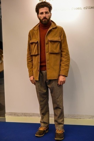 Как носить коричневую куртку-рубашку с коричневыми классическими брюками мужчине: Коричневая куртка-рубашка в сочетании с коричневыми классическими брюками поможет создать незабываемый мужской образ. Любишь рисковать? Заверши образ табачным кожаным зимними ботинками.