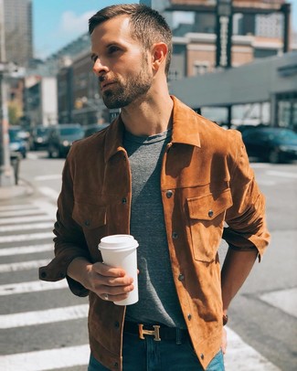 С чем носить коричневую куртку-рубашку мужчине в теплую погоду в стиле кэжуал: Сочетание коричневой куртки-рубашки и синих джинсов позволит создать необычный мужской образ в стиле casual.