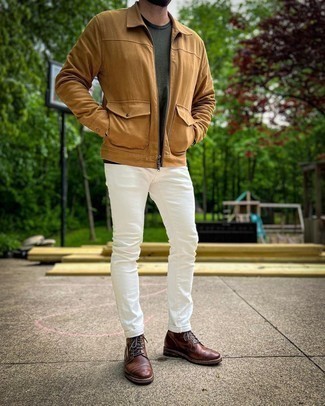Как носить куртку харрингтон с повседневными ботинками в 30 лет весна: Лук из куртки харрингтон и белых джинсов позволит составить необыденный мужской образ в расслабленном стиле. И почему бы не добавить в этот лук на каждый день толику нарядности с помощью повседневных ботинок? Вне всякого сомнения, такой лук будет выглядеть отменно весной, когда столбик термометра ползет вверх.