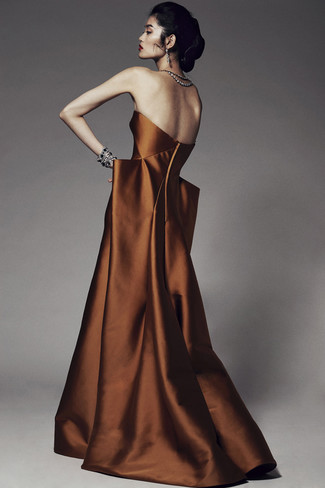 С чем носить коричневое платье в 20 лет в жару в деловом стиле: Для воплощения изысканного вечернего ансамбля чудесно подойдет коричневое платье.