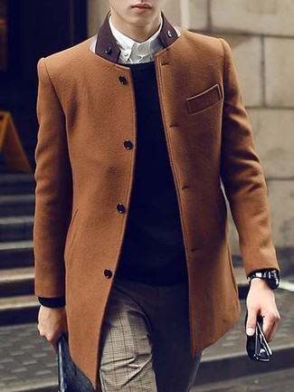 С чем носить табачное длинное пальто в деловом стиле: Сочетание табачного длинного пальто и коричневых классических брюк в шотландскую клетку поможет составить стильный классический ансамбль.
