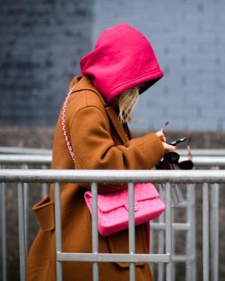 С чем носить ярко-розовую сумку женщине в стиле кэжуал: Если ты запланировала насыщенный день, сочетание табачного пальто и ярко-розовой сумки поможет составить практичный лук в повседневном стиле.