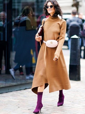 С чем носить светло-фиолетовые ботильоны в деловом стиле: Табачное платье-свитер — превосходная идея для несложного, но модного лука. В паре с этим луком наиболее гармонично будут смотреться светло-фиолетовые ботильоны.