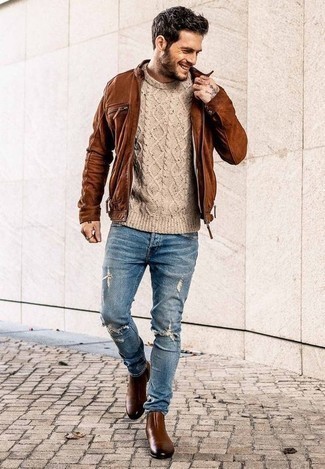 Какие вязаные свитера носить с коричневым бомбером мужчине: Если ты любишь смотреться по моде, и при этом чувствовать себя комфортно и расслабленно, опробируй это сочетание коричневого бомбера и вязаного свитера. Теперь почему бы не добавить в этот образ на каждый день толику элегантности с помощью коричневых кожаных ботинок челси?