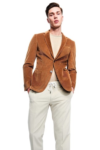 Как носить темно-коричневый пиджак с светло-коричневыми вельветовыми классическими брюками мужчине осень в деловом стиле: Темно-коричневый пиджак в сочетании со светло-коричневыми вельветовыми классическими брюками поможет создать стильный классический ансамбль. Яркий и модный образ — это то, что нам нужно в тоскливую осеннюю погоду.