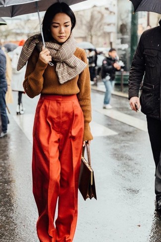 Как носить табачный вязаный свитер с оранжевыми широкими брюками: Если в одежде ты ценишь удобство и функциональность, не обходи стороной это образ из табачного вязаного свитера и оранжевых широких брюк.