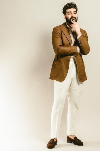 Какие лоферы с кисточками носить с бежевой классической рубашкой: Бежевая классическая рубашка и белые льняные классические брюки — отличный пример строгого мужского стиля. Создать модный контраст с остальными вещами из этого образа помогут лоферы с кисточками.