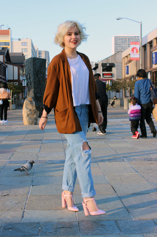 Модный лук: табачный пиджак, белая футболка с круглым вырезом, голубые рваные джинсы-бойфренды, розовые кожаные туфли
