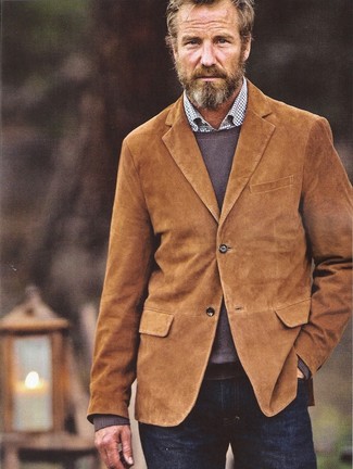 С чем носить табачный вельветовый пиджак мужчине осень в стиле смарт-кэжуал: Табачный вельветовый пиджак в паре с темно-синими джинсами — великолепный пример непринужденного офисного стиля для парней. Само собой разумеется, такой лук станет замечательным выбором в ясный осенний день.