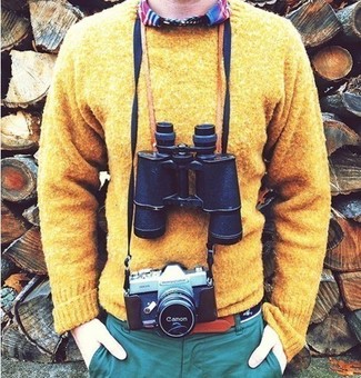 С чем носить коричневый свитер с круглым вырезом мужчине: Коричневый свитер с круглым вырезом и бирюзовые брюки чинос — неотъемлемые вещи в гардеробе современного мужчины.