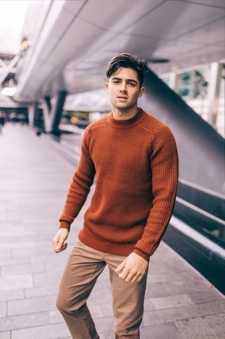 С чем носить коричневый свитер с круглым вырезом в 20 лет мужчине в теплую погоду: Коричневый свитер с круглым вырезом и светло-коричневые брюки чинос — выбирай этот выбор, если не боишься чувствовать себя в центре внимания.