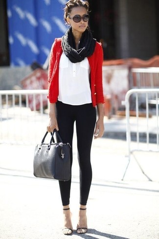С чем носить черный шарф женщине в стиле кэжуал: Красный твидовый жакет и черный шарф — выбор дамского пола, которые никогда не могут усидеть на месте. Весьма кстати здесь смотрятся черные кожаные босоножки на каблуке.