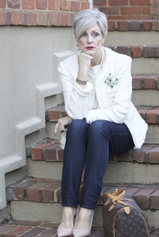 С чем носить белую куртку за 60 лет женщине весна в деловом стиле: Белая куртка будет выглядеть чудесно в тандеме с темно-синими джинсами. Розовые кожаные туфли станут отличным дополнением к твоему луку. Мы просто по уши влюблены в этот наряд и однозначно берем его на заметку для весенне-осенней погоды.