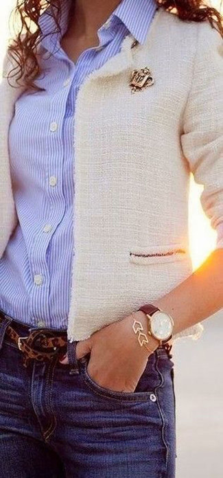 С чем носить голубую классическую рубашку в вертикальную полоску в 30 лет женщине в теплую погоду: Если превыше всего ты ценишь удобство и практичность, попробуй сочетание голубой классической рубашки в вертикальную полоску и синих джинсов.