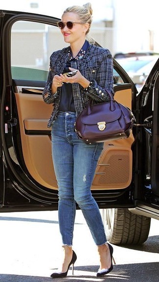 Как Reese Witherspoon носит Темно-синий твидовый жакет, Темно-синяя шелковая классическая рубашка, Синие джинсы скинни, Темно-синие замшевые туфли