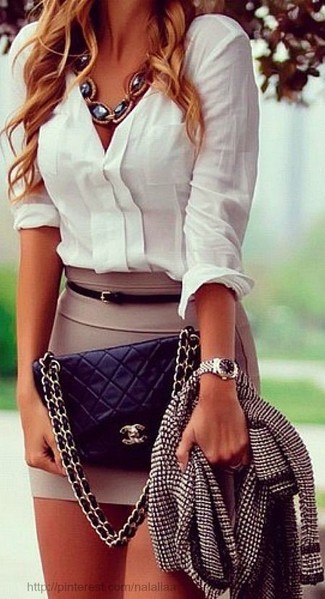 Модный лук: черно-белый твидовый жакет, белая классическая рубашка, светло-коричневая мини-юбка, черная кожаная стеганая сумка через плечо