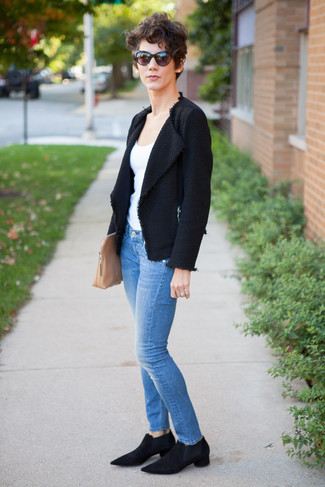 С чем носить белую майку женщине: Белая майка и синие джинсы скинни позволят создать простой и функциональный лук для выходного в парке или шоппинга. В паре с этим нарядом наиболее удачно смотрятся черные замшевые ботинки челси.