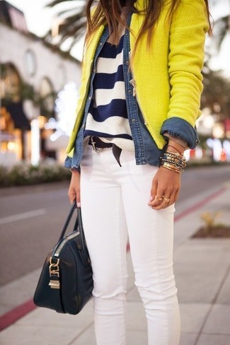 Модный лук: желтый твидовый жакет, темно-сине-белый свитер с круглым вырезом в горизонтальную полоску, синяя джинсовая рубашка, белые джинсы скинни