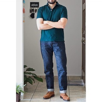 С чем носить синие джинсы в 30 лет мужчине в жару в стиле смарт-кэжуал: Темно-бирюзовая футболка-поло и синие джинсы прекрасно впишутся в мужской образ в стиле casual. Почему бы не добавить в повседневный образ толику изысканности с помощью коричневых замшевых туфель дерби?