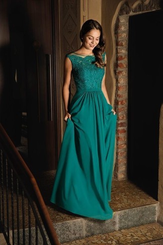 С чем носить темно-зеленое вечернее платье в жару в деловом стиле: Для создания утонченного вечернего лука прекрасно подойдет темно-зеленое вечернее платье.