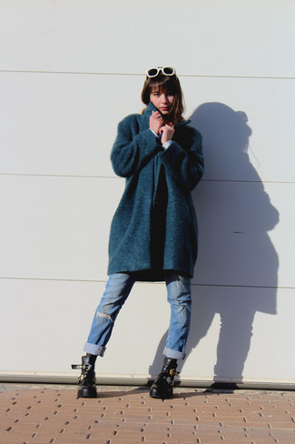 С чем носить темно-синие рваные джинсы женщине в холод в стиле кэжуал: Если ты запланировала сумасшедший день, сочетание темно-бирюзового пальто и темно-синих рваных джинсов поможет создать комфортный лук в расслабленном стиле. Нравится экспериментировать? Заверши наряд черными кожаными ботинками на шнуровке .