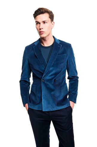 С чем носить темно-бирюзовую куртку мужчине: Комбо из темно-бирюзовой куртки и темно-синих классических брюк поможет составить стильный классический лук.