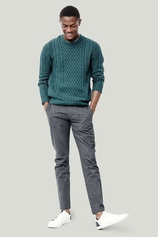 Какие вязаные свитера носить с темно-серыми брюками чинос: Вязаный свитер и темно-серые брюки чинос — прекрасный вариант, если ты хочешь составить лёгкий, но в то же время модный мужской образ. Такой лук несложно приспособить к повседневным нуждам, если завершить его бело-темно-синими низкими кедами из плотной ткани.