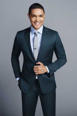 Как Trevor Noah носит Темно-бирюзовый костюм, Голубая классическая рубашка, Серый галстук