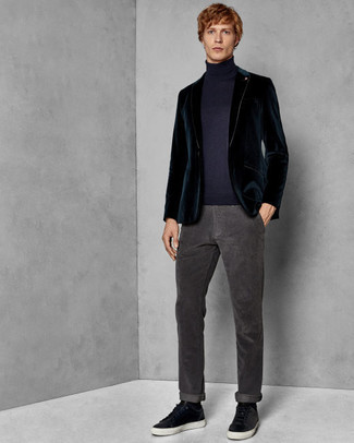 С чем носить темно-бирюзовую куртку мужчине: Темно-бирюзовая куртка и темно-серые джинсы помогут создать гармоничный модный образ. Черные кожаные низкие кеды — беспроигрышный вариант, чтобы закончить ансамбль.