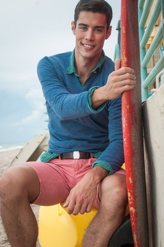 С чем носить темно-бирюзовый свитер мужчине лето: Сочетание темно-бирюзового свитера и розовых шорт продолжает нравиться парням, которые всегда одеты стильно. Чем не идеальный образ на лето?