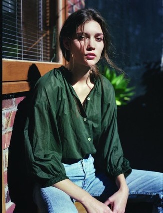 С чем носить темно-зеленую блузу на пуговицах: Темно-зеленая блуза на пуговицах и голубые джинсы прочно закрепились в гардеробе многих модниц, позволяя составлять роскошные и стильные ансамбли.
