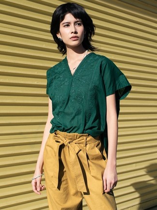 С чем носить темно-зеленую блузу с коротким рукавом: Темно-зеленая блуза с коротким рукавом в сочетании со светло-коричневыми брюками-галифе не прекращает покорять сердца леди, которые всегда одеты с иголочки.