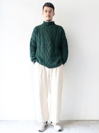 С чем носить темно-зеленый свитер мужчине: Темно-зеленый свитер и белые брюки чинос идеально подходят для создания городского образа как для будничных, так и для выходных дней. В паре с этим образом идеально будут выглядеть бело-черные кроссовки.