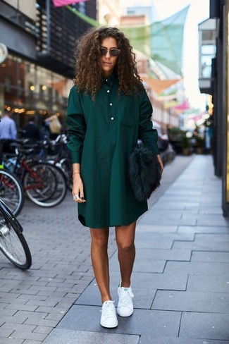 С чем носить темно-зеленый меховой клатч в 30 лет в стиле смарт-кэжуал: Темно-зеленая классическая рубашка в шотландскую клетку и темно-зеленый меховой клатч — отличная формула для воплощения приятного и практичного ансамбля. Что касается обуви, белые кожаные низкие кеды — самый приемлимый вариант.
