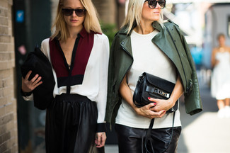 С чем носить оливковую косуху женщине: Образ из оливковой косухи и черных кожаных шорт смотрится очень круто и современно.