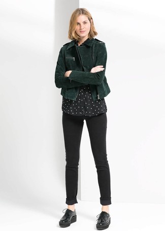 Какие оксфорды носить с темно-зеленой косухой женщине в стиле смарт-кэжуал: Темно-зеленая косуха и черные джинсы скинни — превосходная идея для расслабленного, но стильного образа. Дополнив лук оксфордами, ты привнесешь в него немного сексуальности.