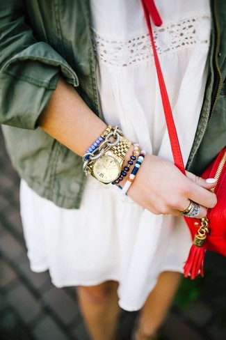 С чем носить золотые часы женщине: Такое простое и функциональное сочетание вещей, как темно-зеленая куртка в стиле милитари и золотые часы, понравится девушкам, которые любят проводить дни в постоянном движении.