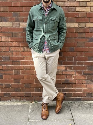 Какие повседневные ботинки носить с бежевыми брюками чинос в стиле смарт-кэжуал: Темно-зеленая куртка в стиле милитари и бежевые брюки чинос — отличный вариант, если ты хочешь создать расслабленный, но в то же время стильный мужской лук. Повседневные ботинки великолепно впишутся в образ.