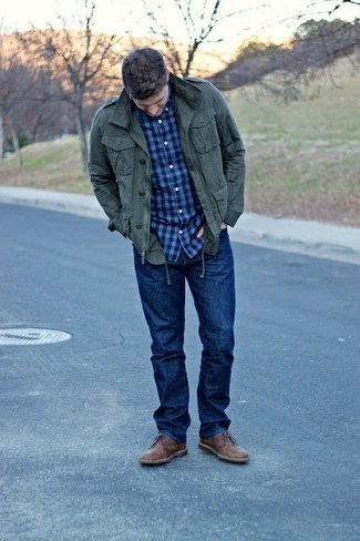 Как носить синие джинсы с коричневыми кожаными ботинками дезертами осень: Сочетание темно-зеленой куртки в стиле милитари и синих джинсов позволит подчеркнуть твою индивидуальность. Очень подходяще здесь будут выглядеть коричневые кожаные ботинки дезерты. Как нам кажется, это идеальный образ в тоскливую осеннюю погоду.