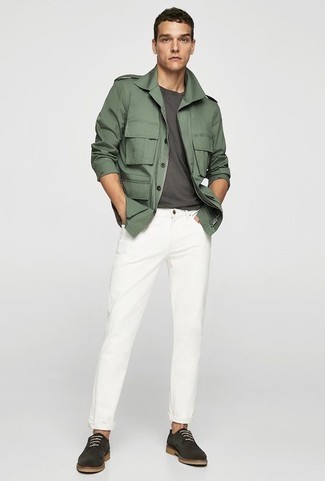 С чем носить темно-зеленую куртку в стиле милитари в 30 лет мужчине: Если ты любишь смотреться модно, чувствуя себя при этом комфортно и расслабленно, тебе стоит попробовать это сочетание темно-зеленой куртки в стиле милитари и белых джинсов. Завершив ансамбль темно-серыми замшевыми туфлями дерби, можно получить неожиданный результат.