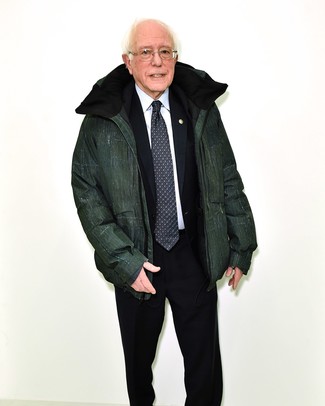 Как Bernie Sanders носит Темно-зеленая куртка-пуховик, Черный костюм, Белая классическая рубашка, Черно-белый галстук с принтом