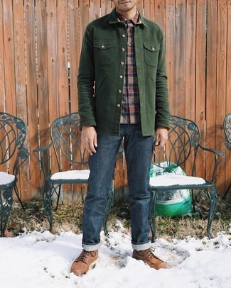 С чем носить темно-зеленую куртку-рубашку мужчине в стиле смарт-кэжуал: Темно-зеленая куртка-рубашка и темно-синие джинсы — отличный вариант для барного тура или похода в кино. Коричневые кожаные повседневные ботинки — беспроигрышный выбор, чтобы закончить ансамбль.