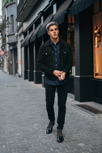 Какие джинсы носить с серыми ботинками челси в 20 лет мужчине: Темно-зеленая замшевая куртка-рубашка и джинсы — идеальный выбор для похода в кино или марафона по городским барам. Любишь необычные сочетания? Дополни образ серыми ботинками челси.